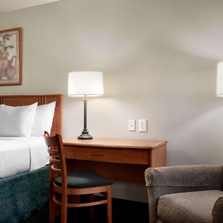 Travelodge By Wyndham Clinton Valley West Court Eksteriør billede