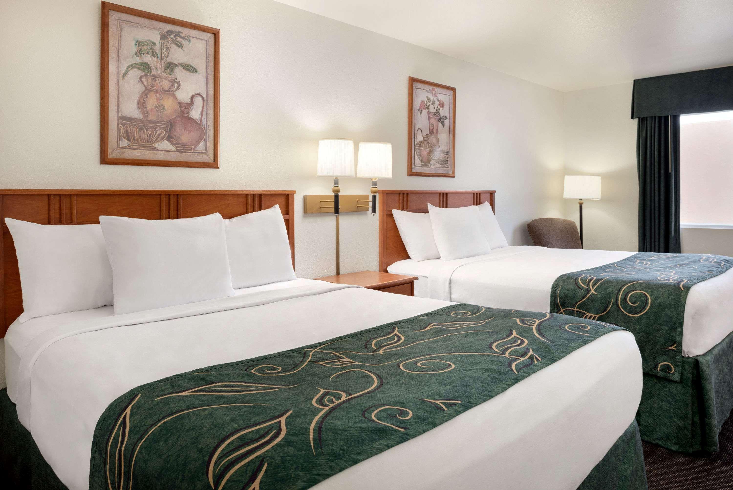 Travelodge By Wyndham Clinton Valley West Court Eksteriør billede