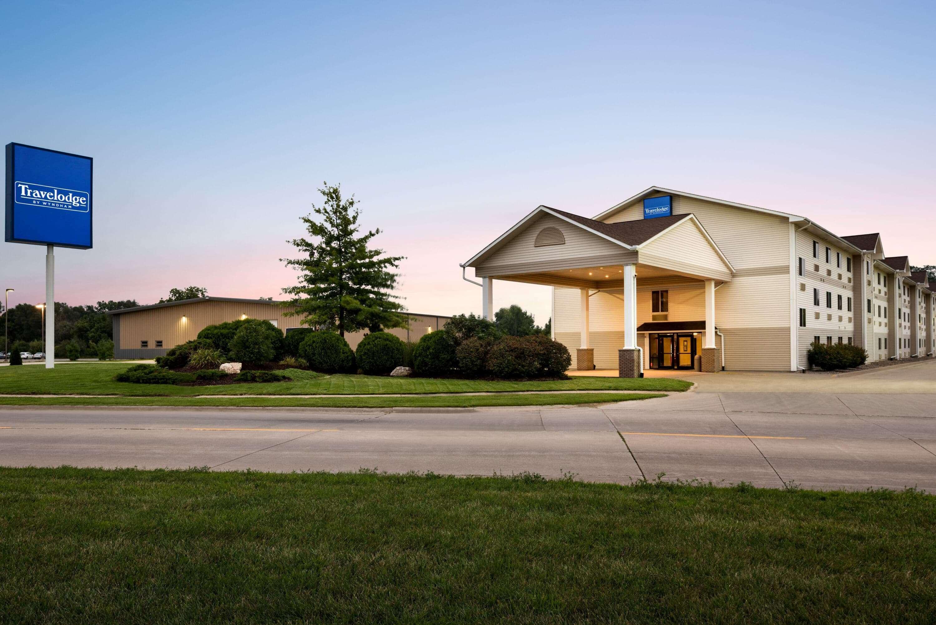 Travelodge By Wyndham Clinton Valley West Court Eksteriør billede