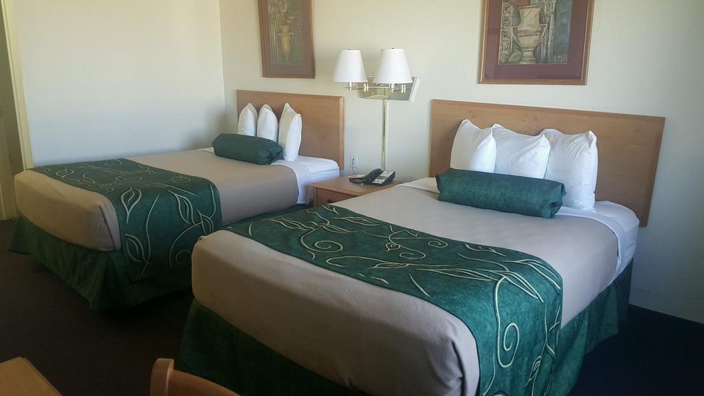 Travelodge By Wyndham Clinton Valley West Court Eksteriør billede