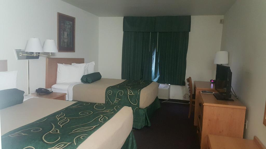 Travelodge By Wyndham Clinton Valley West Court Eksteriør billede
